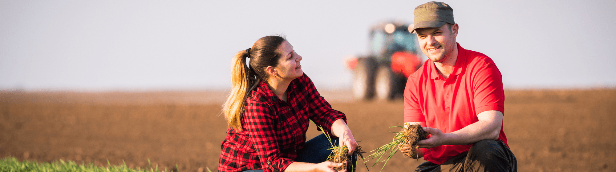 Un agriculteur et une agricultrice dans un champs