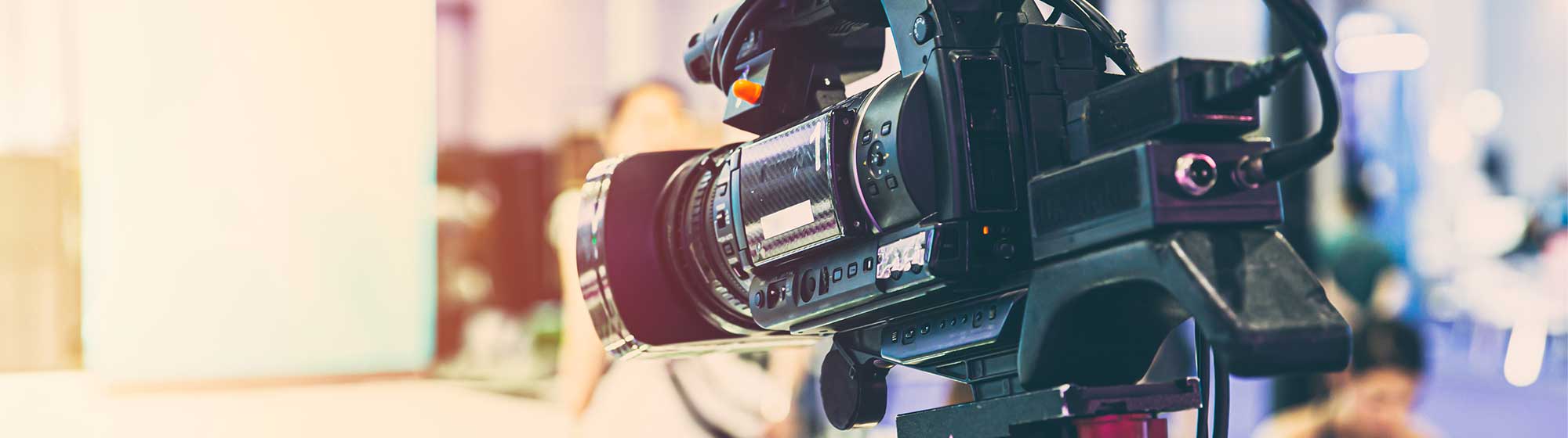 On voit une caméra de télévision prête à tourner
