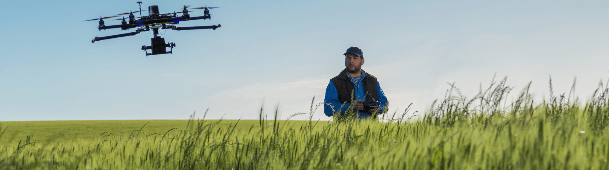 un agriculteur dans un champ qui pilote un drone