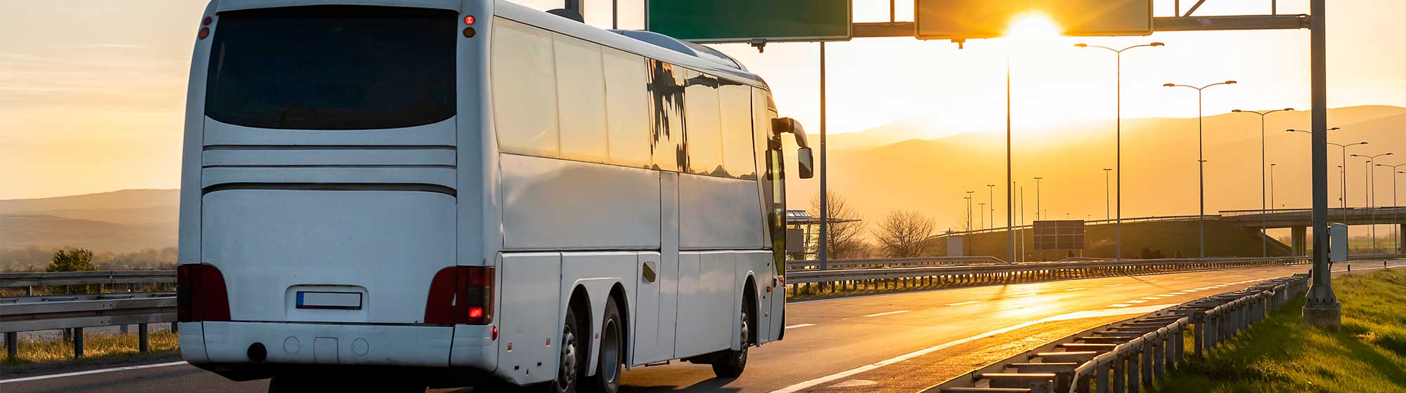 Un car sur une autoroute