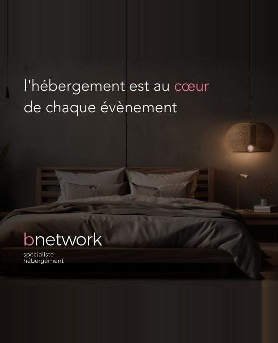 Visuel d’une chambre d’hôtel élégante avec le texte « L’hébergement est au cœur de chaque événement » et le logo bnetwork.