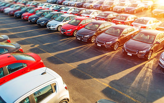des voitures sur un parking