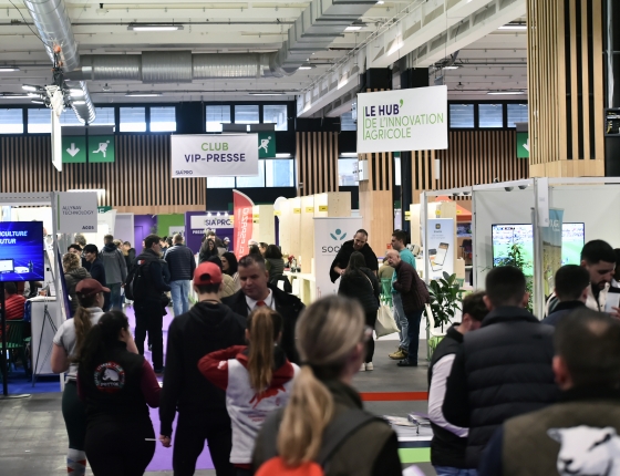 Visitors exploring the aisles of SIA'PRO