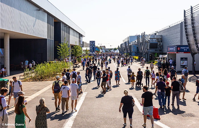 Le parc des expositions de Paris Le Bourget accueille des visiteurs sur son allée extérieure