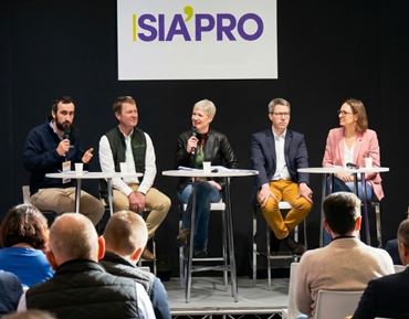 conférence siapro sur l'autonomie avec tous les intervenants et la modératrice et un logo siapro au dessus