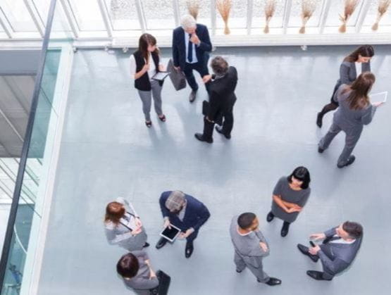 Prise de vue du plafond vers le bas, de divers professionnels qui discutent.